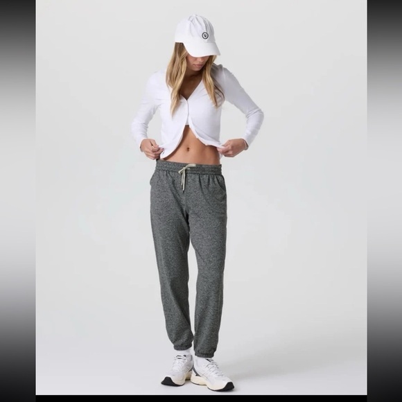 Vuori Pants - Vuori Boyfriend Sweatpant in Heather Grey
 size Medium